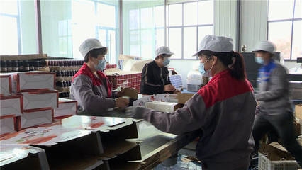 扶貧車(chē)間搭上電商快車(chē) 助力食品銷(xiāo)售帶動(dòng)群眾增收致富